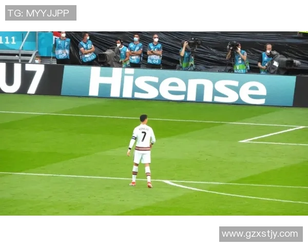 足球明星挂画C罗展现传奇风采让每个球迷心潮澎湃的艺术之选